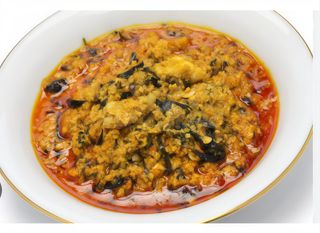 Sopa egusi con yam golpeado