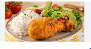 Arroz frito con pollo y ensalada