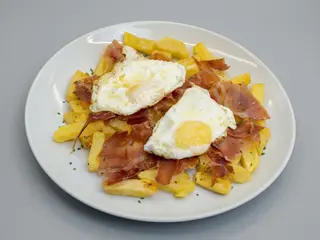 Huevos rotos con jamón