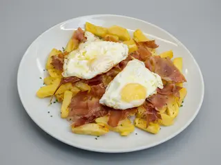 Ración De Huevos Rotos Con Jamón