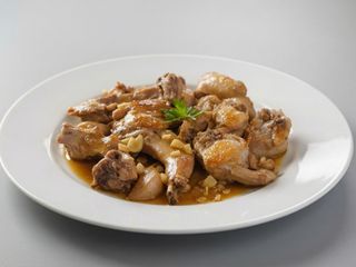 Conejo al ajillo (medio)