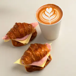 2 MEDIALUNAS JAMÓN Y QUESO + CAFE