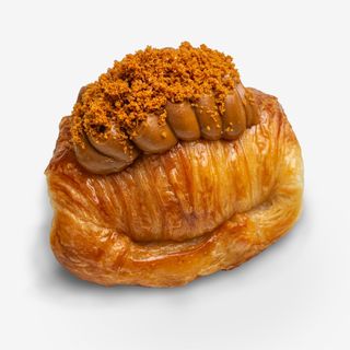 Medialuna rellena con Lotus Biscoff