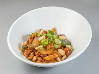 Pollo De Corral Con Almendras