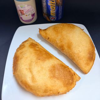 Empanada de Caraotas y Queso