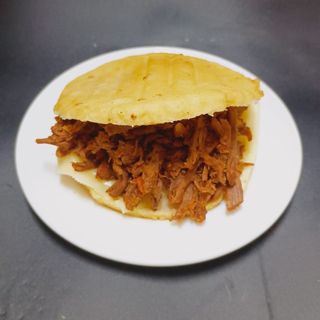 Arepa con Ternera Mechada 