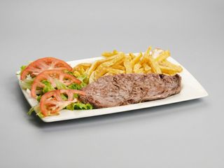 Plato De Carne Con Ensalada Y Patatas Fritas