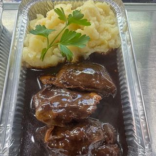 CARRILLERA AL VINO TINTO CON PURE DE PATATAS  CASERO