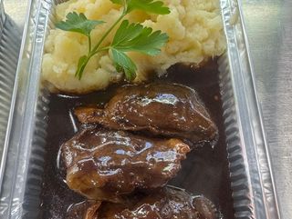 Carrillera al vino tinto con puré de patatas