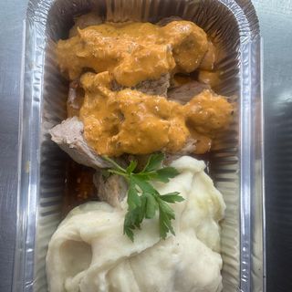 Secreto asado al chimichurri  con puré de patatas