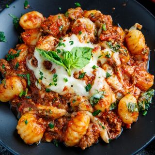 ÑIOQUIS CON BOLOÑESA Y PARMESANO