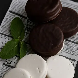 Alfajor triple de dulce de leche  bañado en chocolate