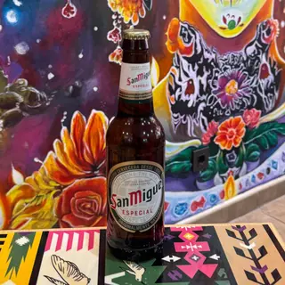 Tacos birria con botella San Miguel