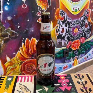 Tacos de tinga de pollo con botella San Miguel