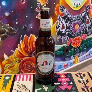 Quesadilla de machaca con botella San Miguel