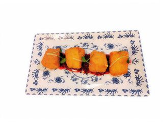 Tapa de triángulos de brie empanados