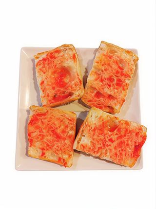 Tapa de pan de cristal con tomate y aceite de oliva