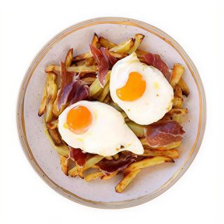Huevos con patatas fritas y de jamón ibérico
