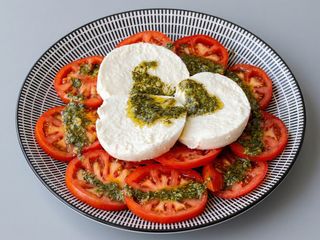 Ensalada De Tomate Con Mozzarella Búfala En Temporada