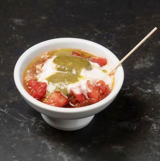 Tartar de tomate con burrata y pesto verde