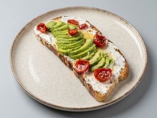 Tosta de aove, aguacate, tomate semi seco y queso ricotta
