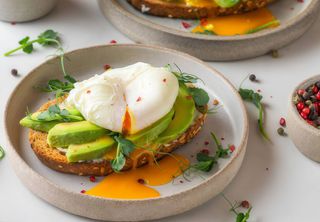 Tosta de aove, aguacate, huevo frito y tajín