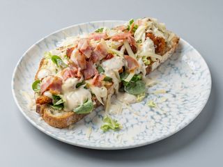 Tosta de pollo crujiente, lechuga, queso gruyere, bacon  y miel mostaza