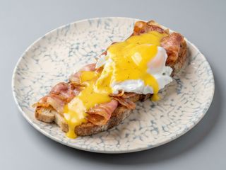 Tosta de bacon, huevos poché y salsa holandesa