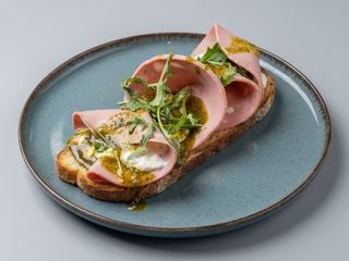 Tosta de mortadela, stracciatella,pesto de pistacho,trufa y rucula