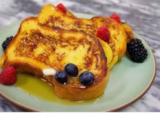 Tosta francesa, crema de mascarpone, coulis de maracuyá y rayadura de cacao