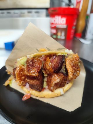 Arepa con chicharrón