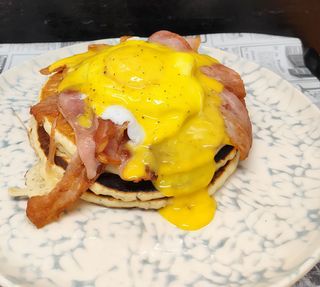 Tortitas de bacon, huevo poché y salsa holandesa