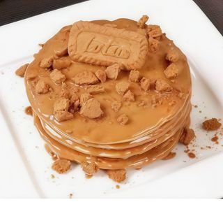 Tortita con crema de lotus, nata y virutas de lotus