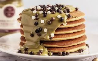 Tortita con crema de pistacho, nata y granola