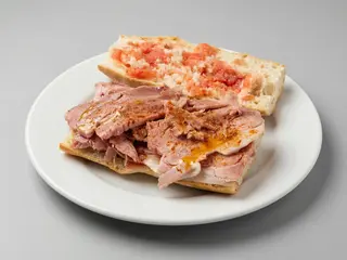 Bocadillo De Lacón Cocido Con Pimientos Al Horno