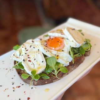 Tosta con guacamole y rulo