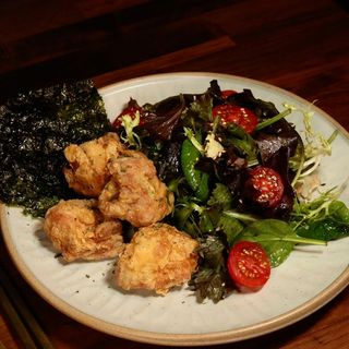 Ensalada de pollo frito