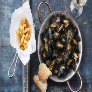 Cazuela de mejillones estilo belga con papas fritas