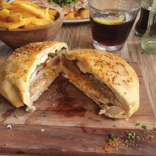 Pizza calzone cerrada