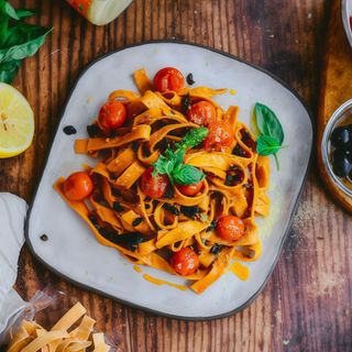 Pappardelle fresco con pesto rojo de tomate seco
