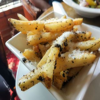 Papas fritas con trufa y parmesano (ración)