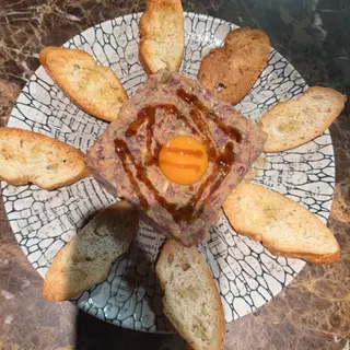 Steak tartar de ternera y yema currada