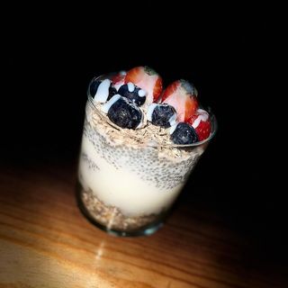 Vaso de chía con yogur y fruta de temporada