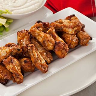 chicken wings with chips and drink