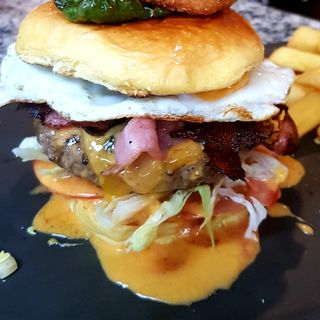 HAMBURGUESA DE LA CASA 