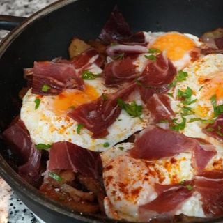 Huevos rotos con jamon