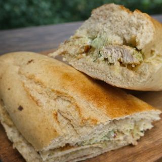 Bocadillo normal de lomo con queso y alioli