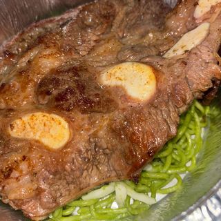 Tallarines verdes con churrasco