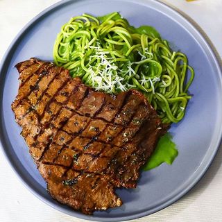 Tallarines verdes con bisteck