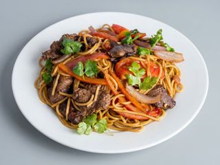 Tallarín saltado de ternera